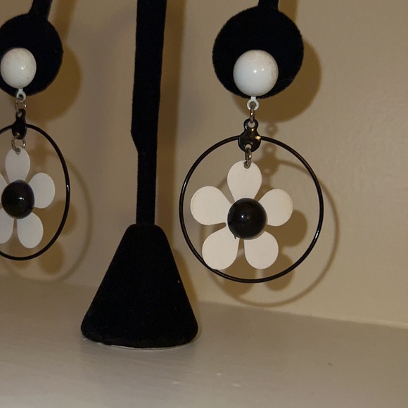 Black and White Metal Mod Retro Daisy Dangle Post & Clutch Earrings - Picture 4 of 13